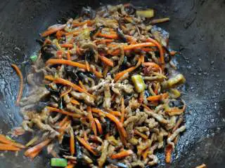 经典家常菜之鱼香肉丝（清真牛肉版）,倒入碗汁，大火收汁就可以出锅了。