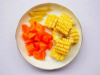 【宝宝辅食】胡萝卜玉米排骨汤,胡萝卜去皮洗净切滚刀块，玉米去须洗净切小块，姜去皮切片。