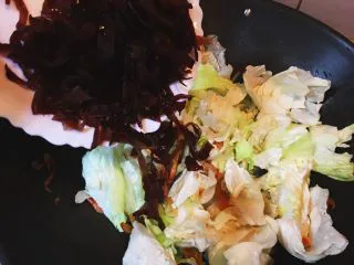 台灣傳統小吃 - 白菜滷,接著放入黑木耳絲