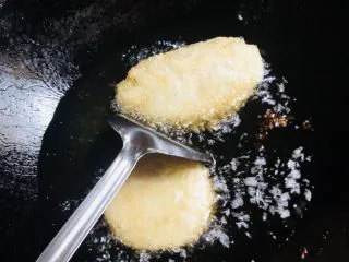 客家小吃:蒜苗粿(葫粄)➕菜头粄,这种粿适合煎、炸,不适合蒸煮,且煎炸时,两个粿之间需要分开,否则会粘连导致破皮露馅。