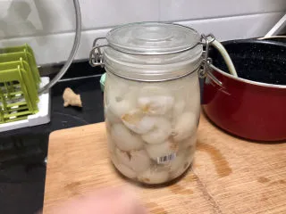 荔枝罐头➕ 玉雪肌肤罩绛纱,放到不烫手的荔枝肉连糖水一起倒入瓶中,放入冰箱冷藏。阿晨冷藏了一夜,第二天吃正好。因为没有任何防腐剂,所以最好尽快吃完。