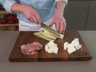 地中海风味菲达芝士烤串,菲达芝士和哈蜜瓜切成大小均匀的小块。西葫芦竖着切成薄片。