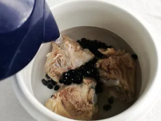 山药黑豆滋补汤,倒入适量清水，盖盖子。按炖汤3小时。