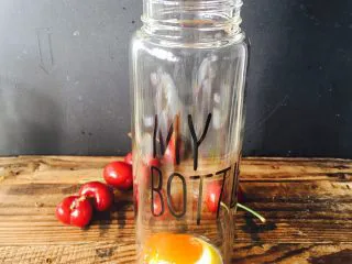 美丽的水果饮品,最底下放一片柠檬,随后一勺杏子酱