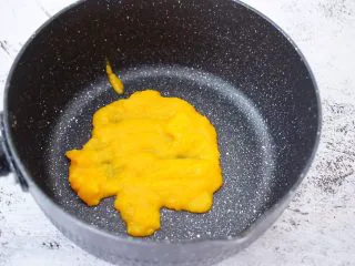 椰香西米水果芋圆,倒入奶锅中，小火加热到冒泡