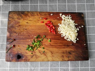 蒜蓉粉丝蒸扇贝,蒜切末，小米辣和小葱切圈备用。