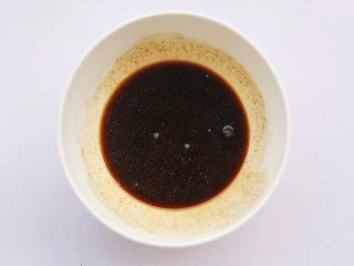 红烧豆腐盖饭,1勺淀粉加半碗水调匀。