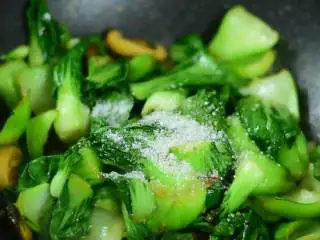 从小吃到大的家常菜，多吃青菜身体好,炒软后加入盐、糖调味。