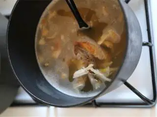 越南风味鸡肉米粉汤,往锅内加入鸡肉。边搅拌边倒进鱼露 ，加盖低温加热。炖15分钟。用另外的锅把米粉 煮熟放置一边。