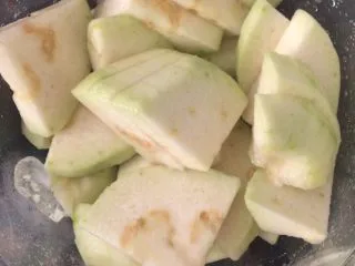 甘草水果～潮汕小吃之一,放入大碗中备用。