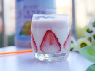 两分钟自制超nice的草莓奶昔,棒棒哒。