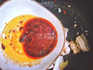 香辣过瘾 十分钟无油版 回锅肉,放入酱料