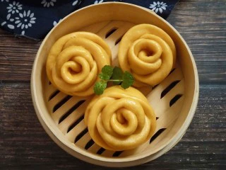 南瓜玫瑰馒头。,这道香甜可口的南瓜玫瑰馒头就做好了