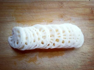 #时令蔬菜#荷塘月色小炒,去皮的藕洗干净后切片。(不要切的太厚)