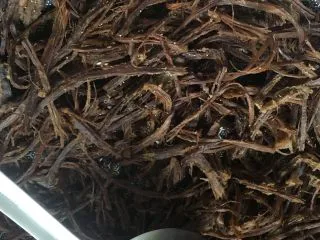 风味麻辣牛肉干,把锅烧热，用小火慢慢烘炒，炒十分钟