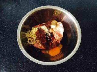 家乡风味饺子 三鲜馅饺子,主要食材：猪肉馅 调制猪肉馅，猪肉馅选用肥瘦比例三七的肉馅，放入方子中除老抽、香油、葱花以外的所有调料，老抽暂时先放3g，把调料和肉馅朝一个方向搅拌调匀，大约调100下，再放入3g的老抽，继续朝一个方向调匀，调约100下。