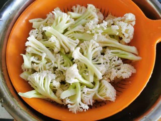 快手菜~干锅菜花,切成更小的小块，洗净后沥干水分