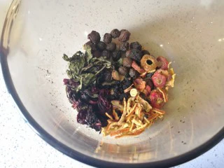 夏季消暑饮品—冰镇酸梅汤,将食材清洗干净放入锅里