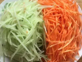 大新疆风味炸酱面 ,酱炒好之后呢，锅里加水，烧开，准备煮面，趁烧水的空档咱们就该把胡萝卜啊黄瓜啊切切丝儿了，楼楼嫌麻烦，就直接拿擦丝儿的工具把他们擦成丝儿了