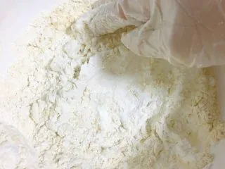 从小吃到大都吃不腻的黑芝麻桃酥,戴上烘焙用的一次性手套,将搅拌盆内的粉类混合均匀。