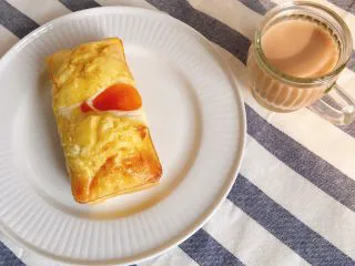 韩国街边快手小吃—鸡蛋面包,我烤的是鸡蛋全熟的，配了奶茶，营养丰富