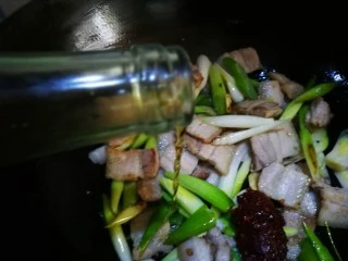 无法拒绝的下饭菜～回锅肉,倒入料酒