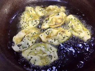 #做年货手工小吃#芝麻葱香排叉 ,锅里倒入能淹没排叉的油，六成热放入排叉油炸