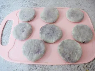 饺子皮紫薯饼,依次做完所有的饼皮备用