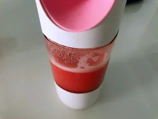 胡萝卜西红柿汁,启动榨汁机按钮,2个程序后,细腻香滑的饮料榨好。