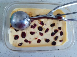 蔓越莓冰激凌,放入冰箱冷冻六个小时以上