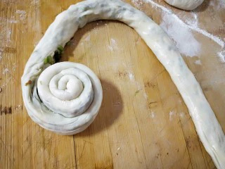 山西太原特色小吃，羊肉手抓饼,卷成圆形饼。