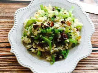 温州风味美食～炒芥菜饭,装在自己喜欢的器皿