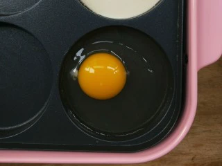 复刻街头美食~网厨第一个肉蛋堡,一个圆盘里打一个鸡蛋,尽量不要太大个的鸡蛋哈。