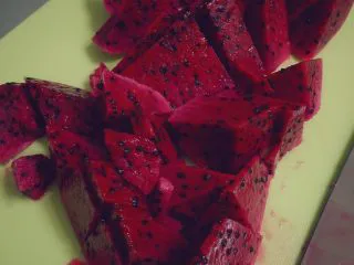 顺滑牛奶火龙果,切成小块