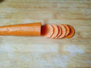 #东南亚风味的#椰汁咖喱虾,胡萝卜去皮，洗干净切片。