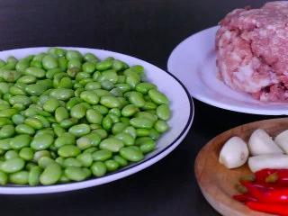 最开胃的下饭菜毛豆炒肉末,准备食材:毛豆300g 肉末200g 姜末5g 蒜末5g 泡椒适量(根据个人口味增减)。