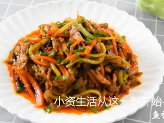 一学就会的“鱼香肉丝”做法,最好撒上葱花,超级下饭的鱼香肉丝就做好啦~!