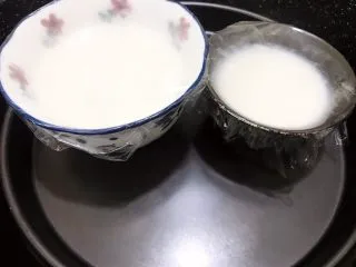 清火滋补之莲子双皮奶,盖上保鲜膜放入蒸格里，中小火蒸20分钟左右凝固即可