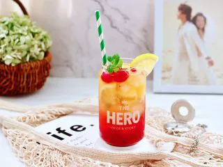 蔓越莓草莓花茶饮,最后杯边放入柠檬,杯中放入薄荷叶点缀即可。