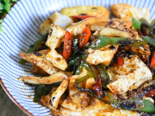 让米饭遭殃的风味鸡蛋做法“豆豉辣椒炒荷包蛋”,快速翻炒，使鸡蛋滋润入味