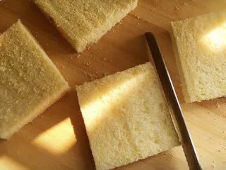 街头流行美食～【岩烧乳酪】,吐司片切掉四边。