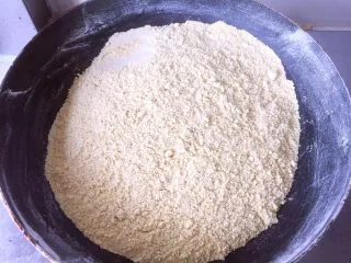 老北京小吃十三绝—驴打滚,（我买的是生黄豆面，所以要先把黄豆面炒熟）黄豆面放到不粘锅里小火炒熟