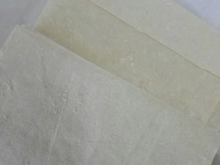 福州传统小吃——肉燕,取出燕皮,比较干,用水喷软下,剪馄饨皮那样大小