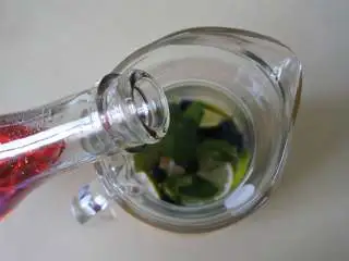 西班牙水果酒,大名鼎鼎的桑格利亚汽酒,简单几步就能做,倒入气泡酒混合搅匀