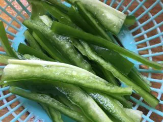 下饭菜香菇榨菜炒肉丝,中椒切丝