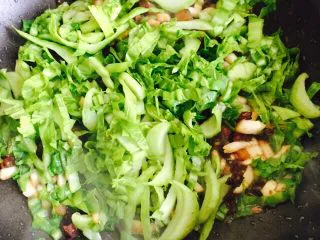 温州风味美食～炒芥菜饭,翻炒均匀