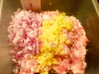 乡味~重庆小吃红油抄手,放入肉馅中。