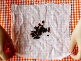 柠檬铁观音蜂蜜茶,倒入纱布