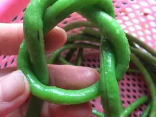 土豆肉末酿豆角,从另一端开始编,编完一端,再编另一端