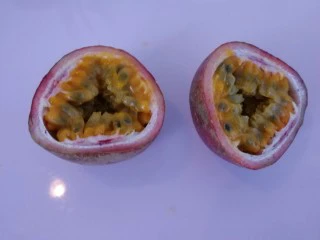 百香果+芒果苹果汁,百香果从中间切开(如图)